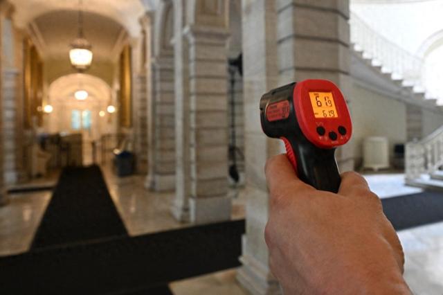 纽约市长敦促市民空调只开26℃，市政厅却低达12℃