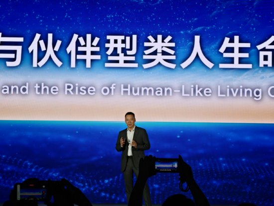 直击WAIC丨荣耀CEO李健：智能体操作系统将拥有基础生命特征、认知记忆系统	、自我意识和灵魂