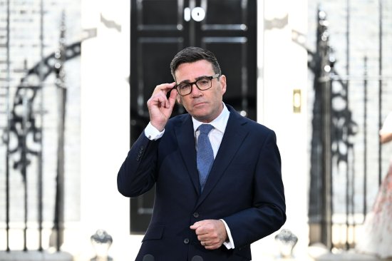 英国新任首相伯纳姆批准英国基地用于部分美军对伊打击 延续前任政策