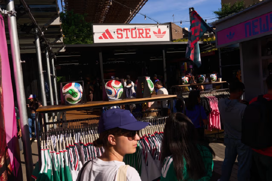 世界杯营销开支侵蚀利润，阿迪达斯股价暴跌18%